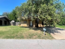 310 N 20th St in Clinton, OK - Building Photo