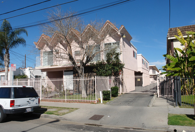 12031 Runnymede St in North Hollywood, CA - Foto de edificio - Building Photo