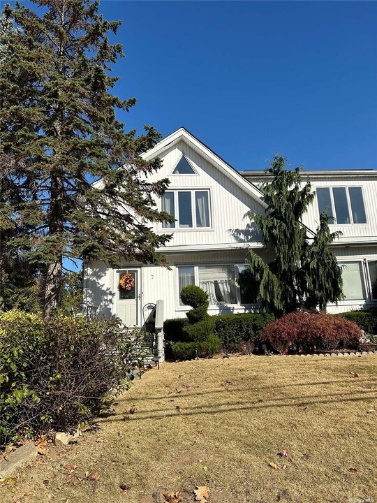 7 Oak St in Valley Stream, NY - Building Photo