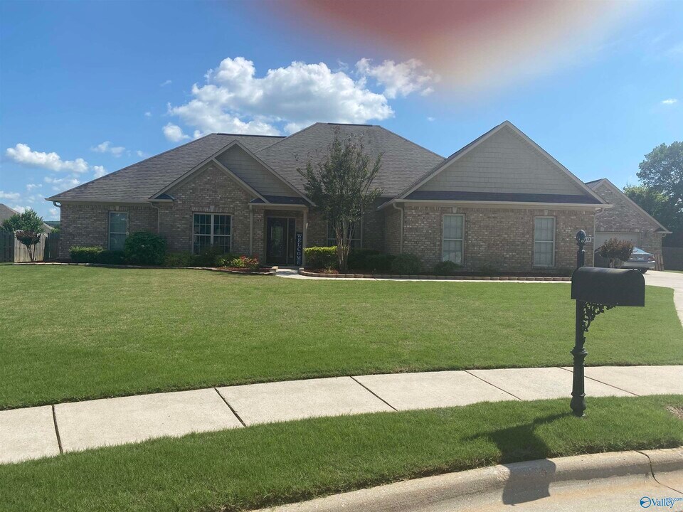 140 Genesis Dr in Huntsville, AL - Building Photo