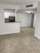 7100 NW 179th St in Hialeah, FL - Foto de edificio - Building Photo