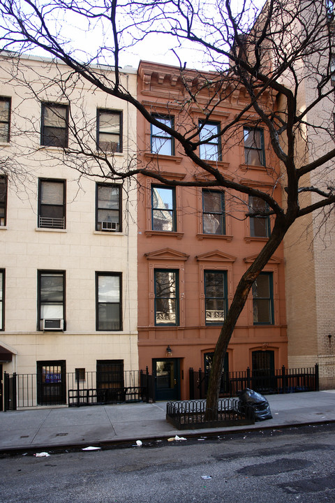 159 W 71st St in New York, NY - Building Photo