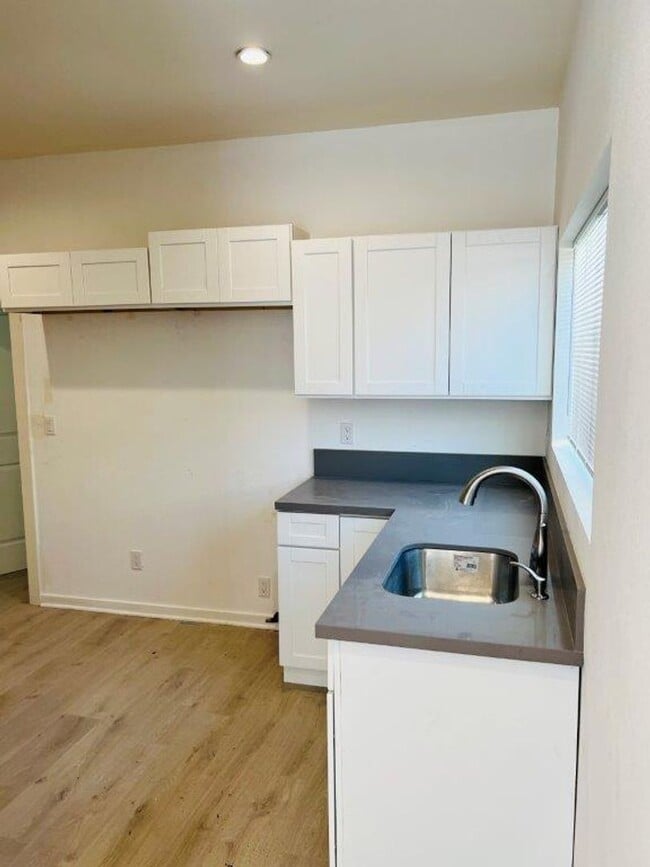 18558-18558 Hart St in Los Angeles, CA - Building Photo - Building Photo