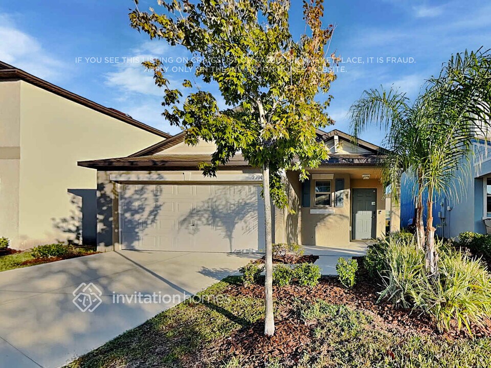 2210 Treesdale Ave in Ruskin, FL - Foto de edificio