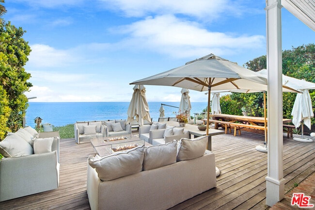 31740 Broad Beach Rd in Malibu, CA - Foto de edificio - Building Photo