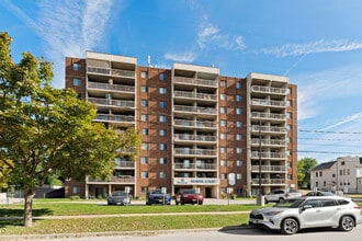 Marine Court in Windsor, ON - Foto de edificio - Building Photo
