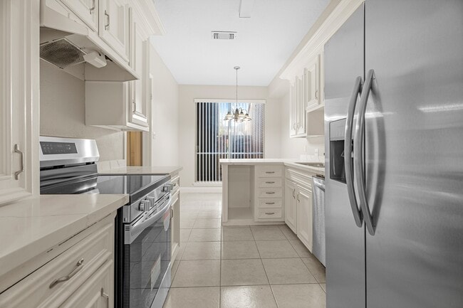 304 E Adoue St in Alvin, TX - Foto de edificio - Building Photo