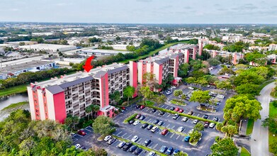 2200 S Cypress Bend Dr in Pompano Beach, FL - Building Photo - Building Photo