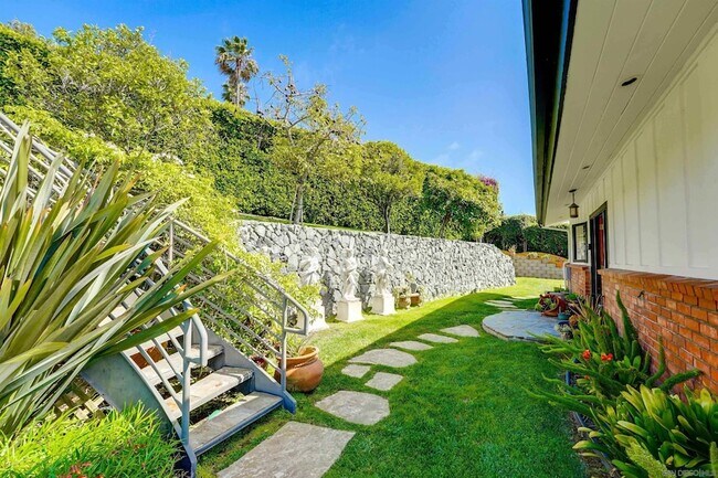 6435 El Camino Del Teatro in San Diego, CA - Foto de edificio - Building Photo