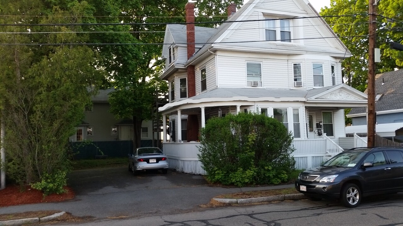 37 W Water St in Wakefield, MA - Building Photo