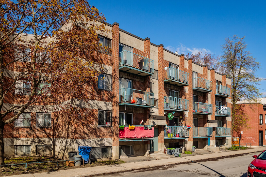 2305 Wellington Rue in Montréal, QC - Building Photo