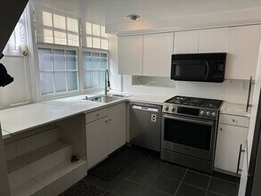 93 W Cedar St in Boston, MA - Building Photo - Building Photo
