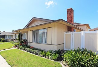 16681 Bartlett Ln in Huntington Beach, CA - Foto de edificio - Building Photo