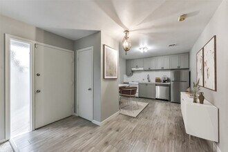 6305 Deerwood Rd in Houston, TX - Building Photo - Building Photo