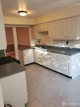 15 Van Pelt Ct in East Brunswick, NJ - Foto de edificio - Building Photo