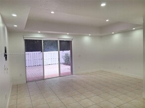 11256 NW 42nd Terrace in Doral, FL - Building Photo - Building Photo