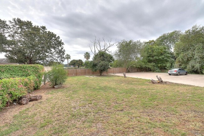 property at 907 Laredo St