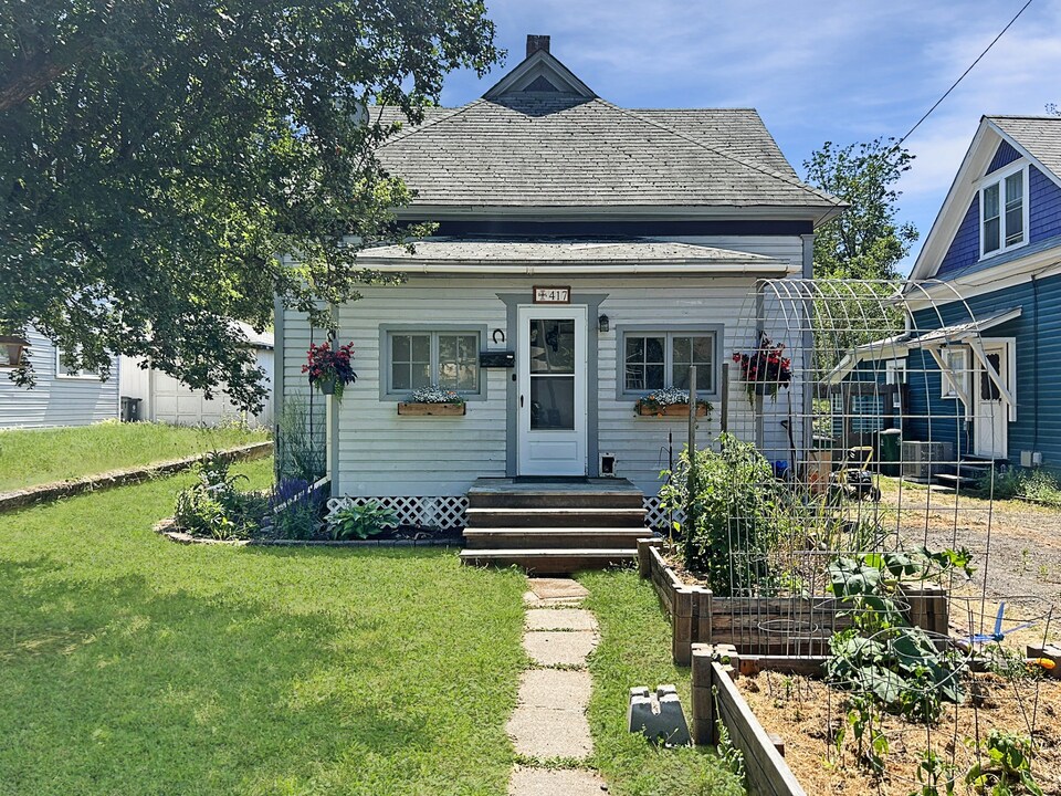 417 E 8th St in Moscow, ID - Building Photo