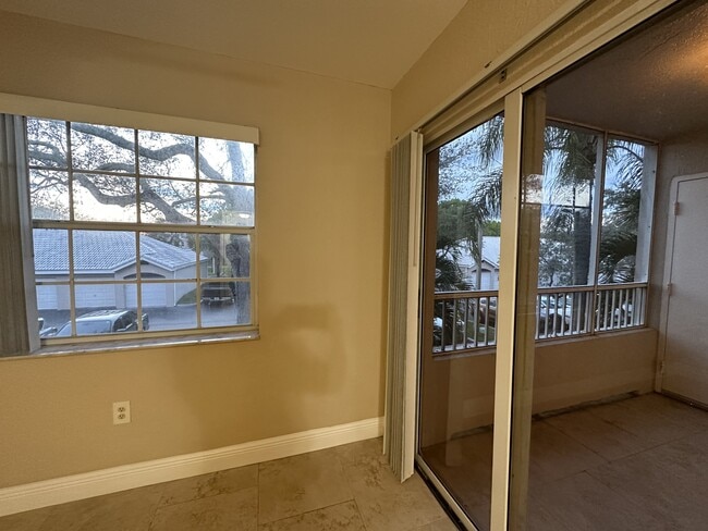 2820 N Oakland Forest Dr in Oakland Park, FL - Building Photo - Building Photo