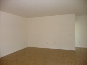 1300 Lexington Square SW in Vero Beach, FL - Building Photo - Building Photo