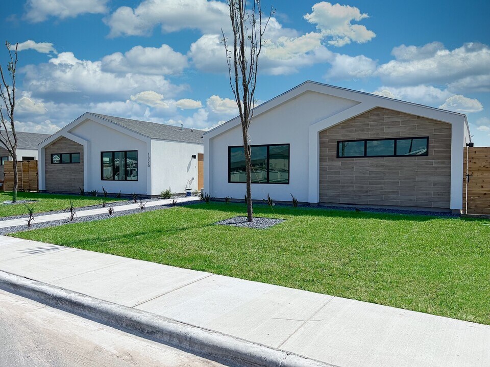 1320 E Iris Ave, Unit 2 in McAllen, TX - Building Photo