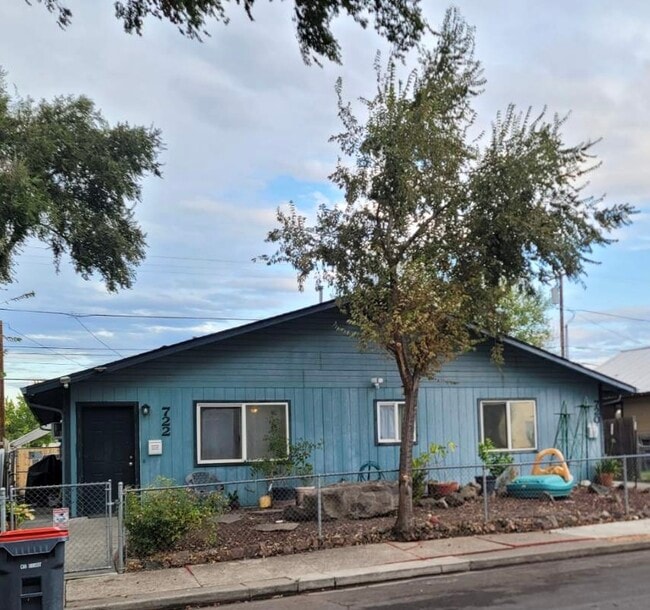 722 Cedar St in Medford, OR - Building Photo - Building Photo
