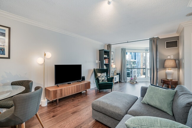 10 Yonge St in Toronto, ON - Building Photo - Building Photo