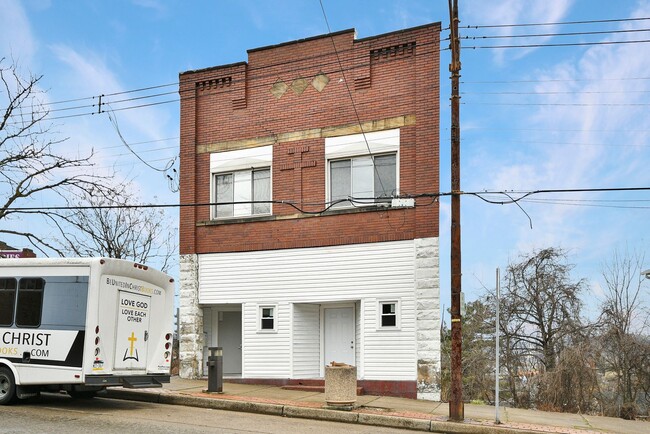 420 Grant Ave, Unit Floor 1R in Duquesne, PA - Foto de edificio - Building Photo