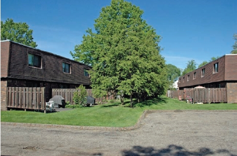 Meadowbrook Townhomes in North Canton, OH - Building Photo - Building Photo