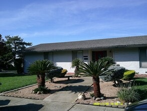 390 S Almond St in Dixon, CA - Building Photo - Building Photo