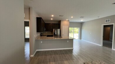 826 Peyton Ave in Palm Bay, FL - Foto de edificio - Building Photo