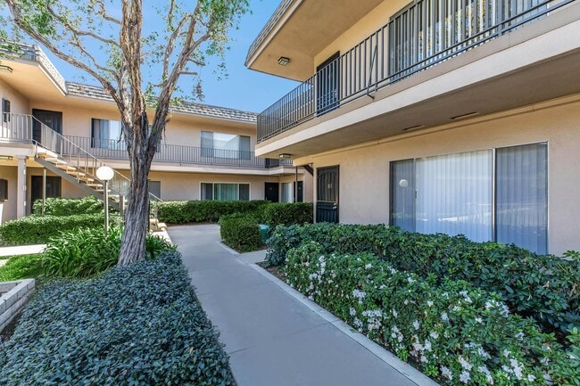 Kimberly Arms Apartment Homes in Fullerton, CA - Foto de edificio - Building Photo