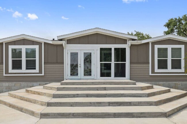 10850 Cozarts Chalet Dr in Gibsonton, FL - Building Photo - Building Photo