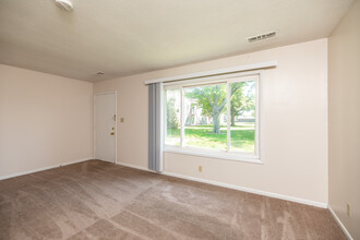 Rosewood Townhomes in Cedar Rapids, IA - Building Photo - Interior Photo