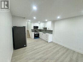 3276 Victory Crescent in Mississauga, ON - Building Photo