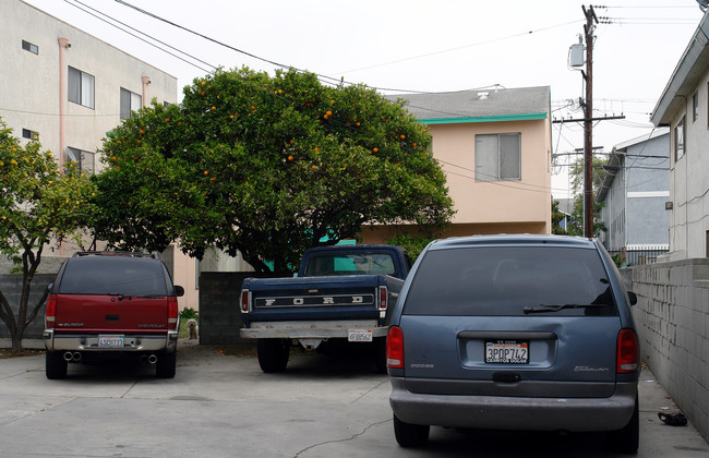 808 Larch St in Inglewood, CA - Foto de edificio - Building Photo