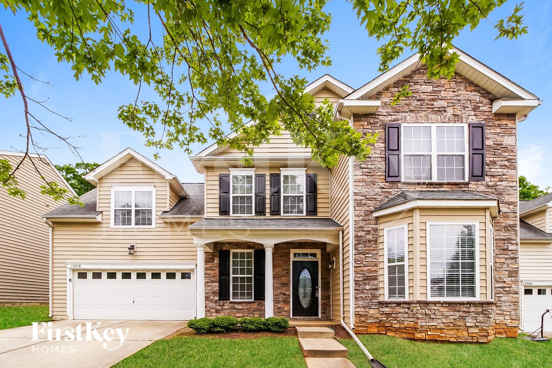 13510 Delstone Dr in Huntersville, NC - Foto de edificio