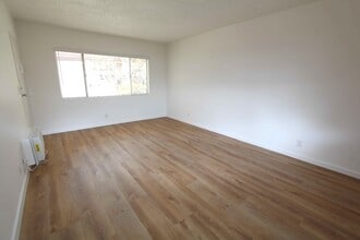 18405 Valerio St, Unit 3 in Los Angeles, CA - Building Photo - Building Photo