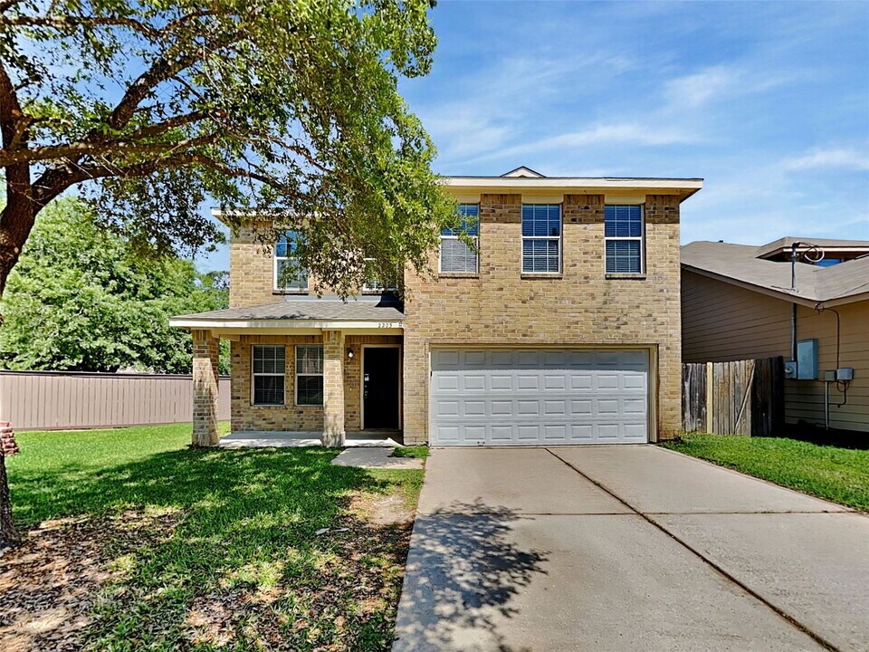 2203 Shady Birch Dr in Conroe, TX - Building Photo