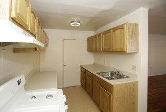 University Court, Inc. in Newark, NJ - Building Photo - Interior Photo