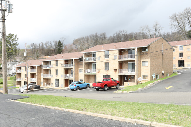 Landmark in North Versailles, PA - Foto de edificio - Building Photo