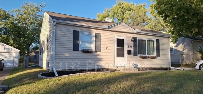 property at 921 W Purtscher Dr