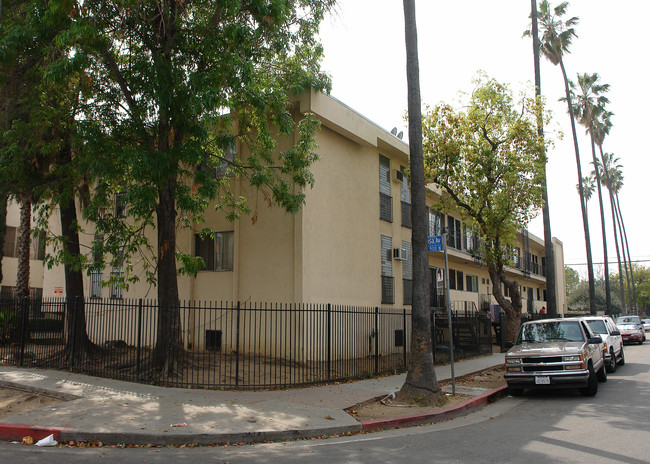 4956 Romaine St in Los Angeles, CA - Foto de edificio - Building Photo