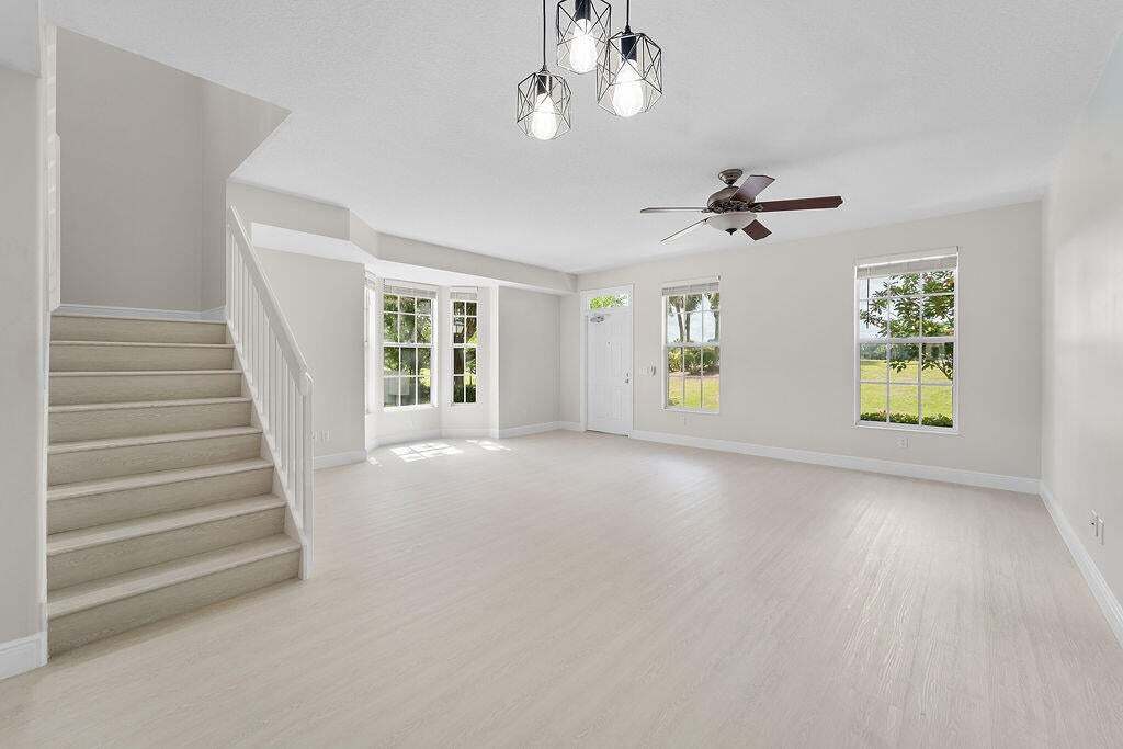 122 Ashley Ct in Jupiter, FL - Foto de edificio