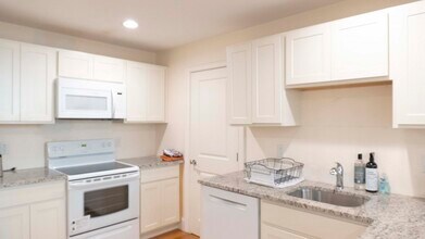 40 Naples Rd, Unit B in Brookline, MA - Foto de edificio - Building Photo