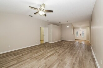 108 Sherwood Dr in Royal Palm Beach, FL - Foto de edificio - Building Photo