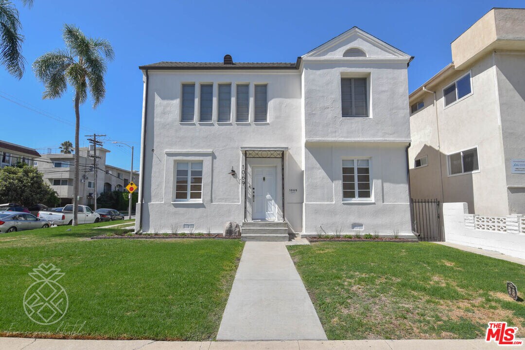 1069 S Holt Ave in Los Angeles, CA - Building Photo