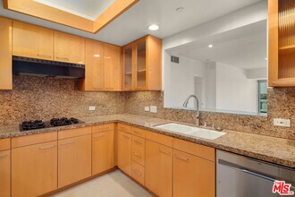 13600 Marina Pointe Dr in Marina Del Rey, CA - Building Photo - Building Photo