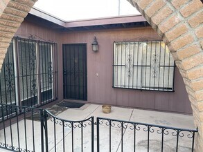 8001 N El Tovar Pl in Tucson, AZ - Building Photo - Building Photo