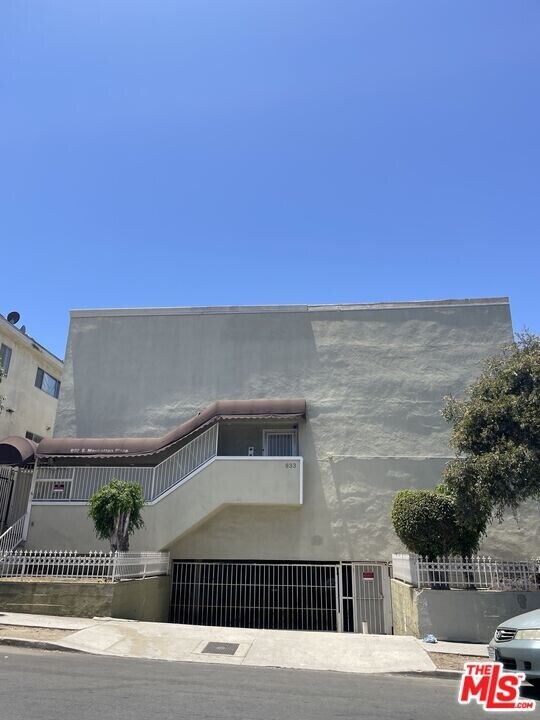 933 S Manhattan Pl in Los Angeles, CA - Building Photo